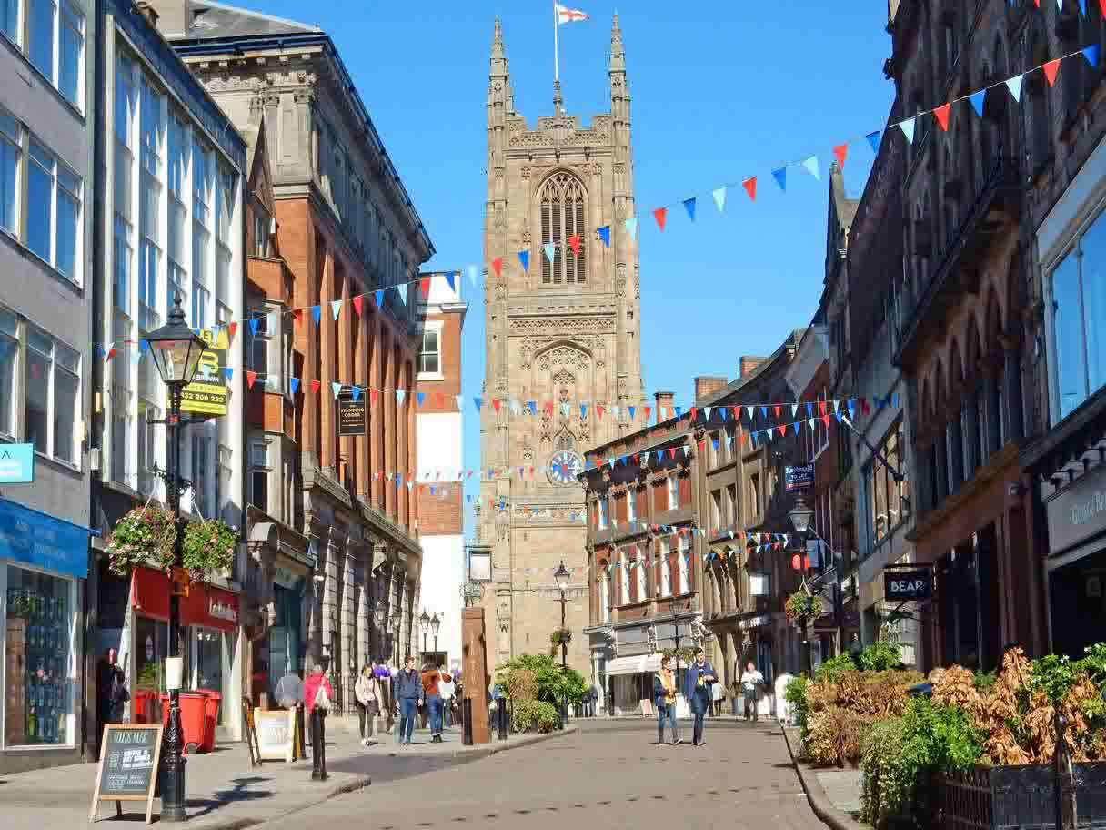 Un Voyage en Angleterre – paysages et traditions. Derby-Irongate-Cathedral-hdr